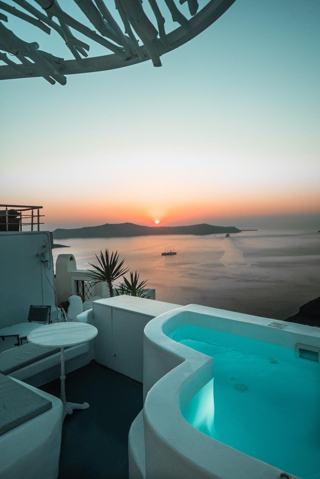 Trieris Villa & Suites Fíra Kültér fotó